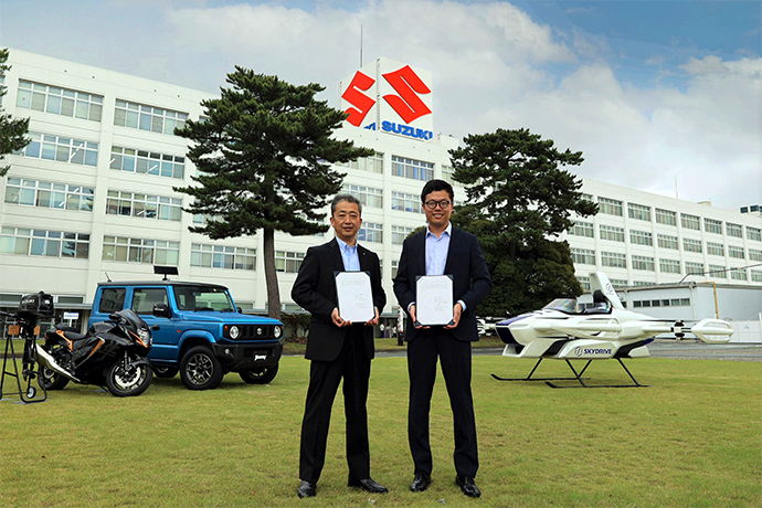 Signature de l'accord avec Hidetoshi Kumashiro, directeur général exécutif, Suzuki, et Tomohiro Fukuzawa, président-directeur général, SkyDrive)