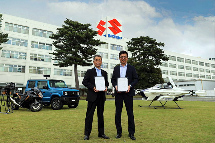 Ondertekening van de overeenkomst met vlnr Hidetoshi Kumashiro, Executive General Manager, Suzuki,en Tomohiro Fukuzawa, Chief Executive Officer, SkyDrive) Ondertekening van de overeenkomst met vlnr Hidetoshi Kumashiro, Executive General Manager, Suzuki,en Tomohiro Fukuzawa, Chief Executive Officer, SkyDrive)