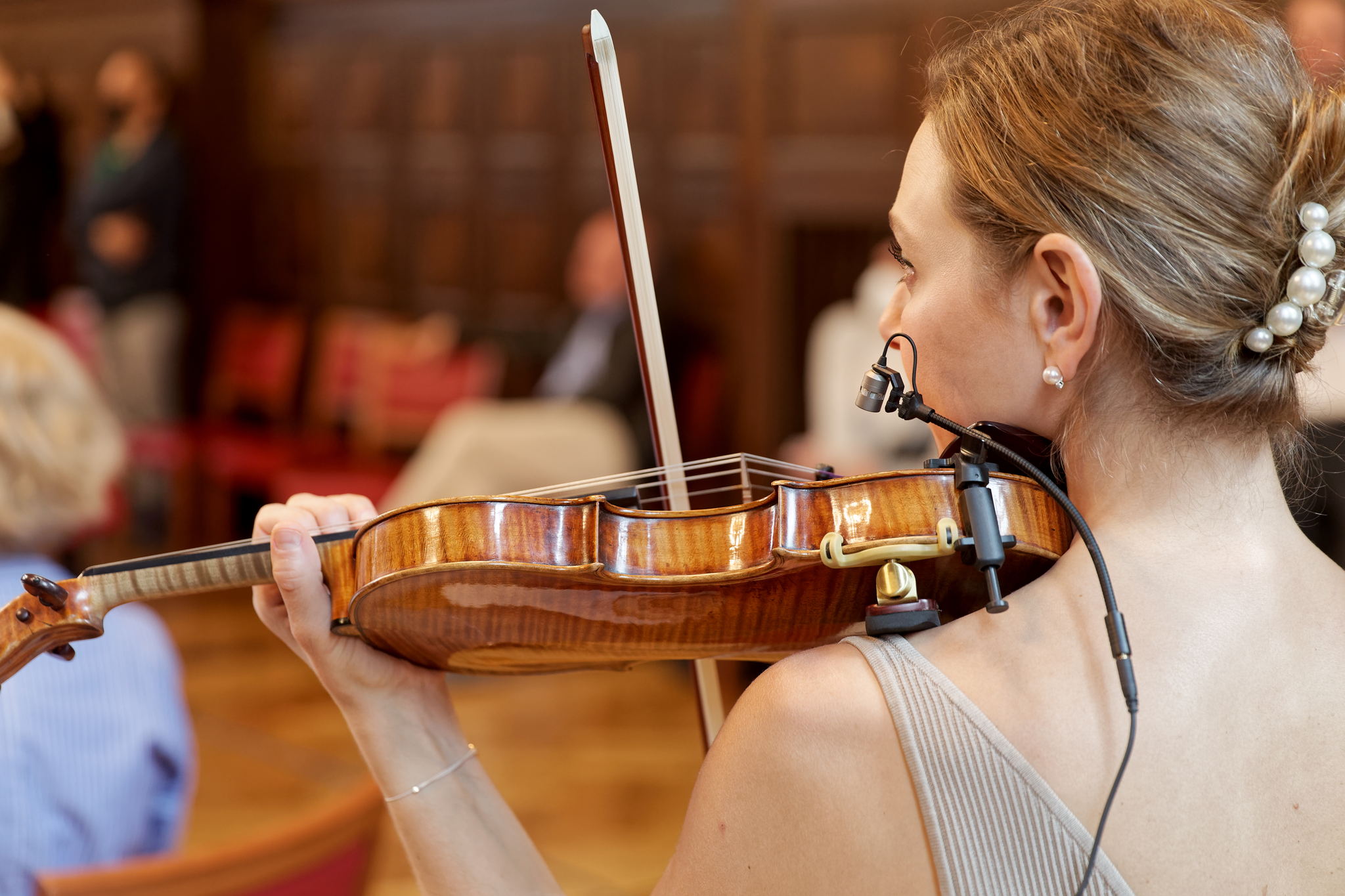 Due to its wide range of mounting solutions, the Neumann MCM can be reliably positioned on any instrument Due to its wide range of mounting solutions, the Neumann MCM can be reliably positioned on any instrument