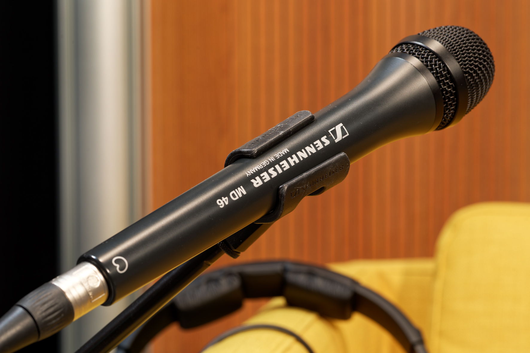 For the podcasts, the speakers’ voices are recorded using dynamic Sennheiser MD 46 microphones