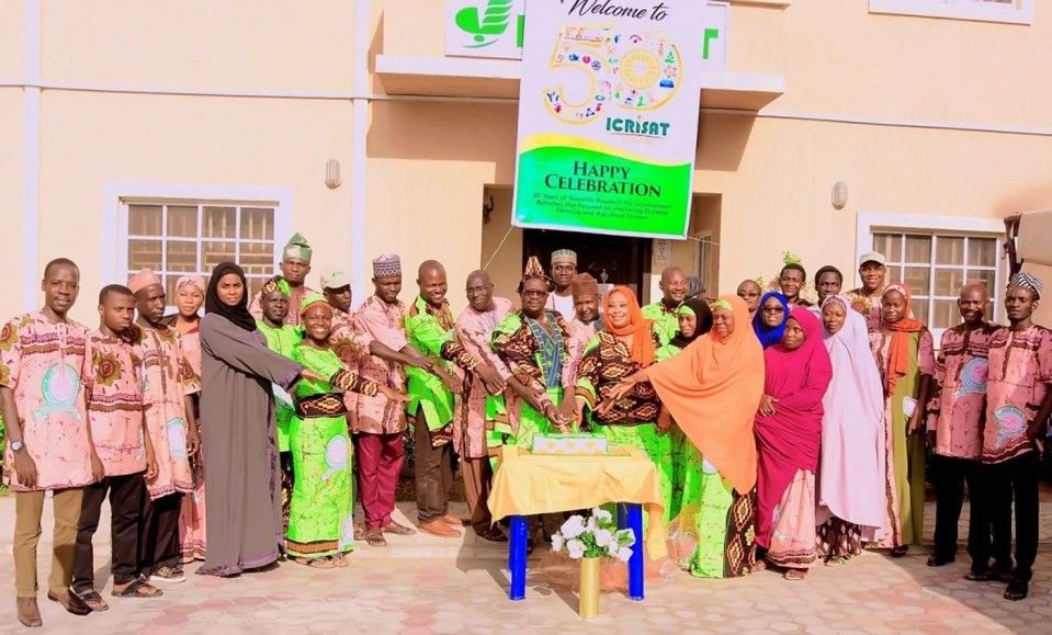 Coupure du gâteau d’anniversaire de l’ICRISAT.