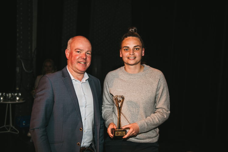 schepen Johan Geleyns reikt de prijs voor sportverdienste van jaar uit aan Nicky Evrard