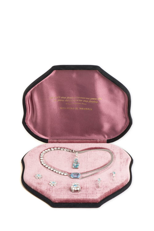Wouters & Hendrix_Je est une autre_Coffret à Parure de l'Entourage_open_with_Jewellery_€1900 Wouters & Hendrix_Je est une autre_Coffret à Parure de l'Entourage_open_with_Jewellery_€1900