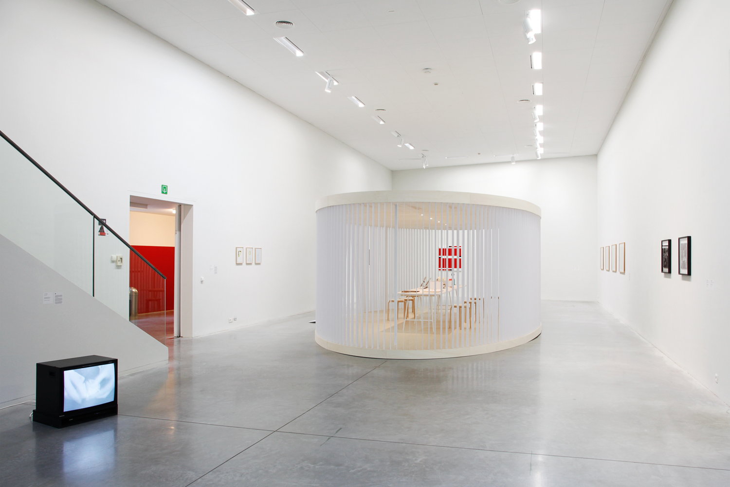 Exposition Twisted Strings. Vue sur la pavillon en ficelle, video de Lili Dujourie et les oeuvres de Caroline Van Damme et Dan Van Severen.  
Foto (c) 2016 KK / www.document-architecture.com
