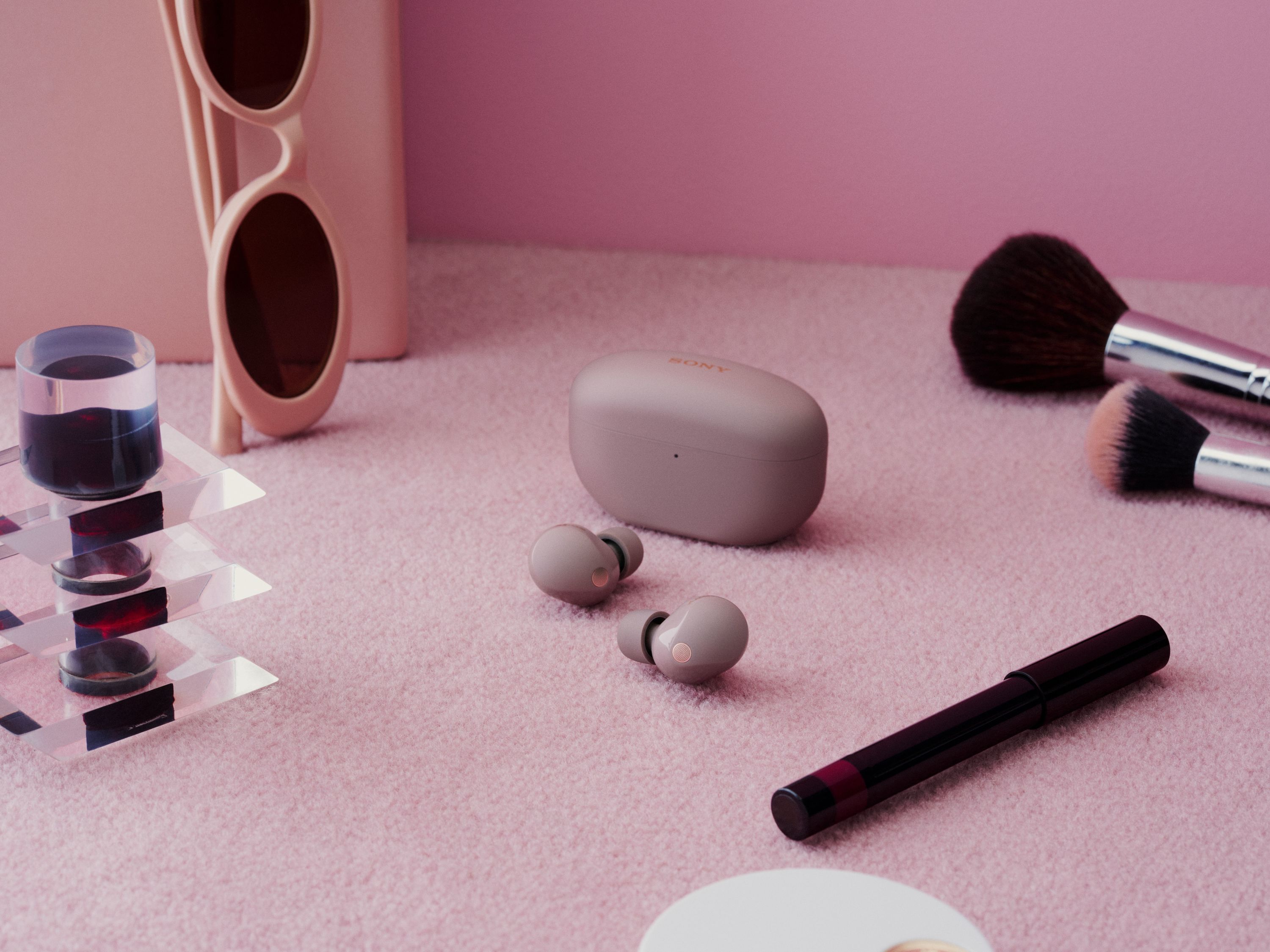 SONY WF-1000XM5 × LE SSERAFIM Smoky Pink Die 1000X Serie von Sony jetzt auch in der Farbe Smoky Pink