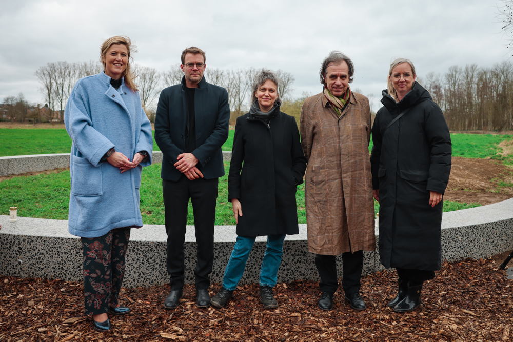 vlnr: minister van binnenlandse zaken, ontwerper Bas Smets, schepen Bieke Verlinden, prof. dr. Dirk De Wachter en bedenker dr. Uus Knops