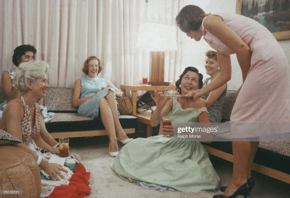 https://www.gettyimages.be/detail/nieuwsfoto%27s/group-of-the-wives-of-project-mercury-astronauts-relax-nieuwsfotos/78176721