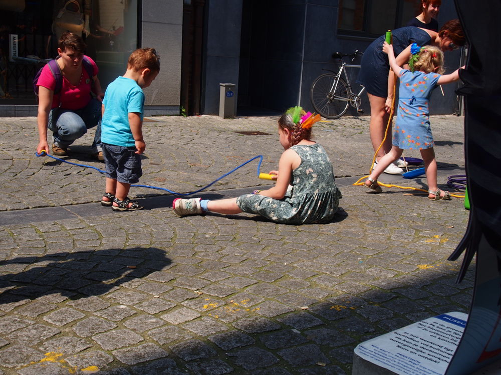 Hinkelen en touwtje springen in de Savoyestraat  | Start zomerprogramma in de Museumspelstraat (c) Andy Merregaert