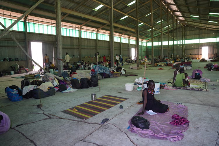 A view of a rubb hall at Riverside in Renk town where the displaced families are temporarily sheltering. Thousands of people who wait in despair at Renk town’s transit centres struggle to survive with very limited basic necessities like shelter, water, sanitation, and food. Copyright - Nasir Ghafoor/MSF A view of a rubb hall at Riverside in Renk town where the displaced families are temporarily sheltering. Thousands of people who wait in despair at Renk town’s transit centres struggle to survive with very limited basic necessities like shelter, water, sanitation, and food. Copyright - Nasir Ghafoor/MSF