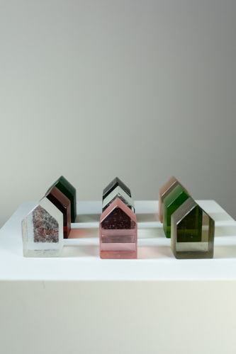 Lila Farget, 15 petites Maisons, 2007, molten glass, 9 x 6 x 6 cm (each), unique pieces © Margaux Nieto
