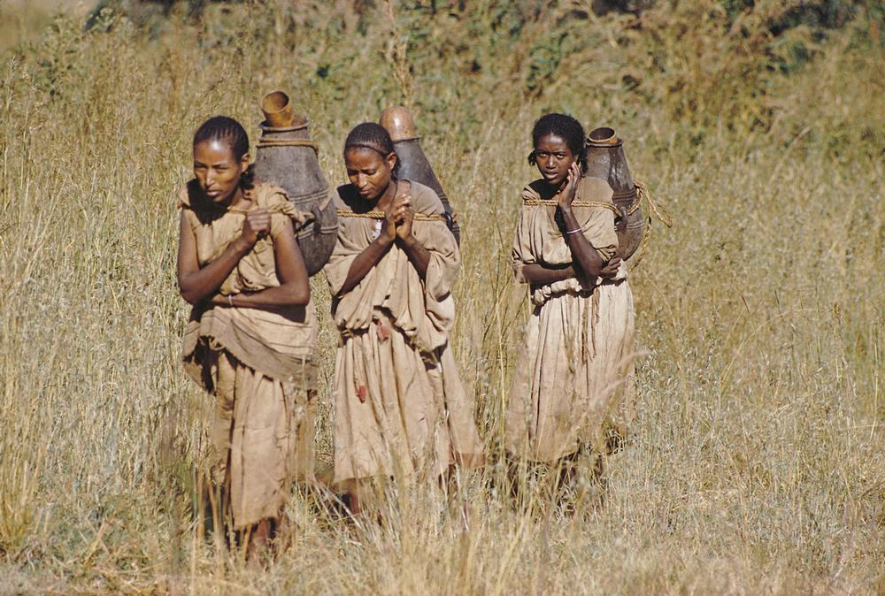 Women fetching water, c.1960/62. AKG3335644