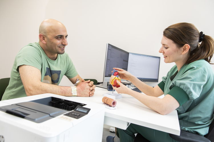 Een hartpatiënt heeft in een gespreksruimte van de cardiolounge een ontslaggesprek met de behandelende arts. (Foto: ZAS) Een hartpatiënt heeft in een gespreksruimte van de cardiolounge een ontslaggesprek met de behandelende arts. (Foto: ZAS)