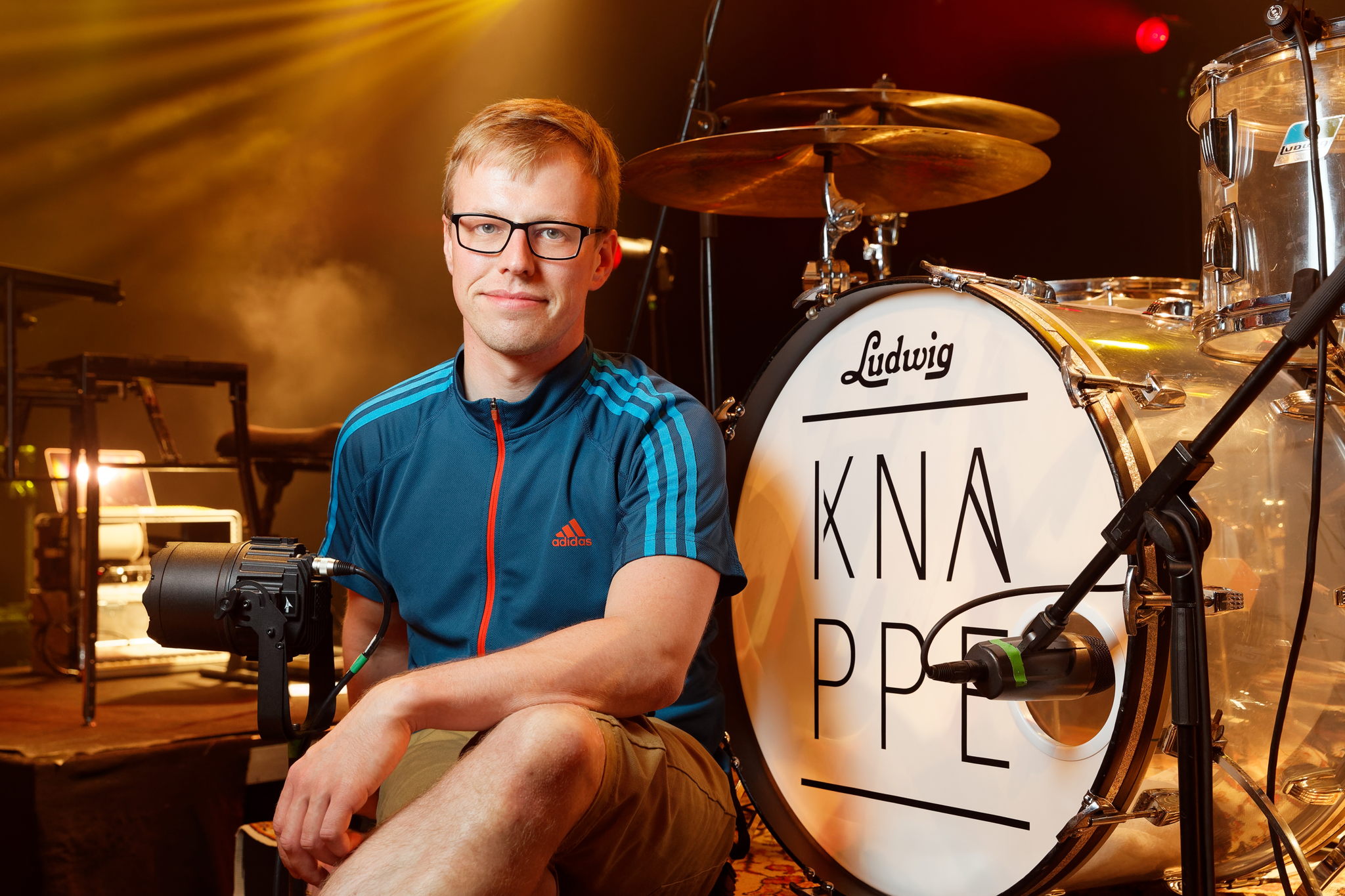 Selbst als Musiker aktiv gewesen, jetzt als Tontechniker für Alexander Knappe unterwegs: FOH und Monitormischer Benjamin Henze vertraut „on the road” auf die Sennheiser evolution wireless G4 Serie. Selbst als Musiker aktiv gewesen, jetzt als Tontechniker für Alexander Knappe unterwegs: FOH und Monitormischer Benjamin Henze vertraut „on the road” auf die Sennheiser evolution wireless G4 Serie.