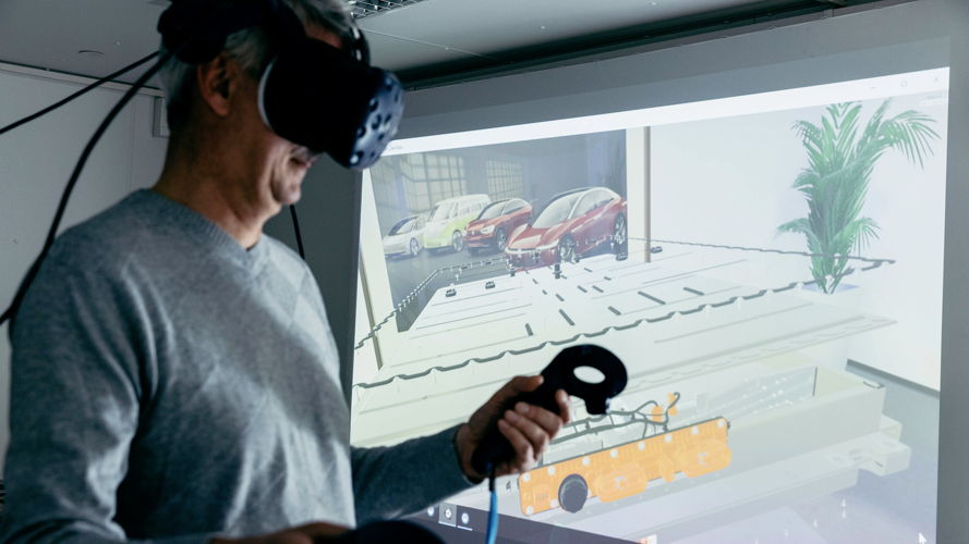 Capacitación con unos lentes de RV: Gerd Schick usa la realidad virtual para aprender acerca de los componentes del ID., el auto que él y sus colegas pronto ensamblarán.