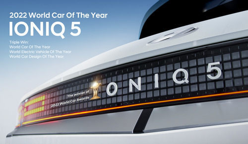 Hyundai IONIQ 5 gewinnt alle drei Auszeichnungen: Weltauto des Jahres, Elektroauto des Jahres und Autodesign des Jahres