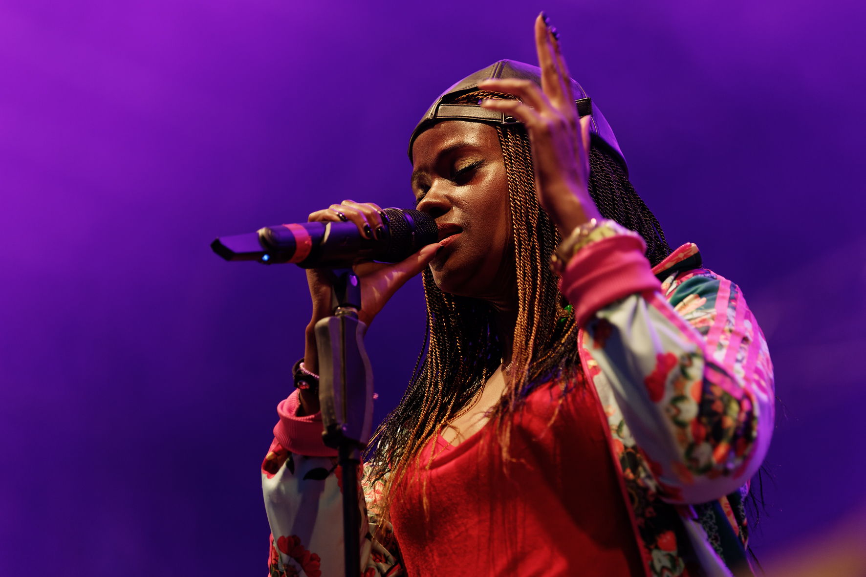 Background vocalist Patricia “Treesha” Moore using an SKM 6000 handheld transmitter with an MMD 945 microphone head