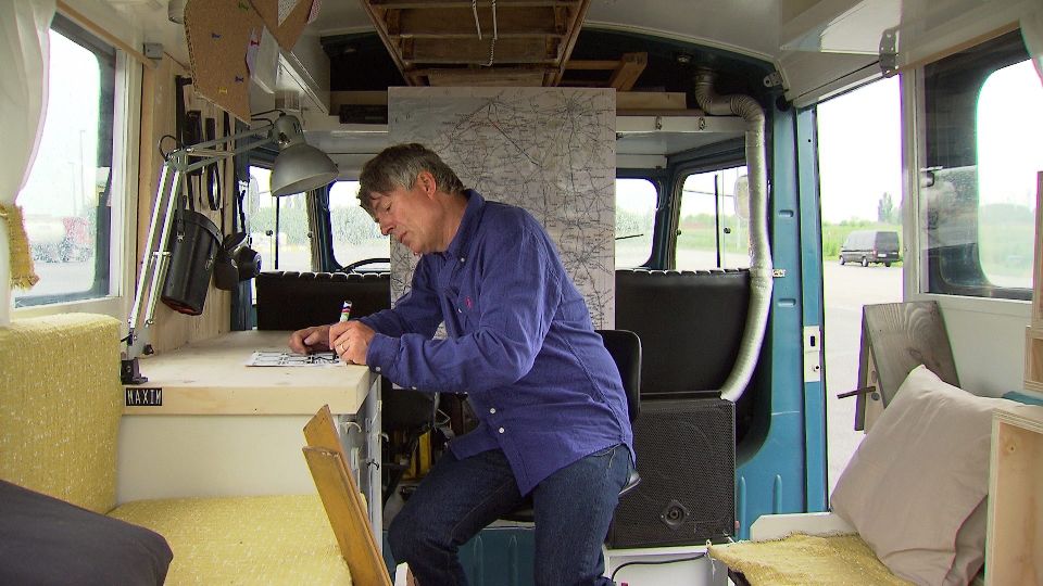 Kamagurka in zijn grenscamionette - (c) VRT - Pretpraters