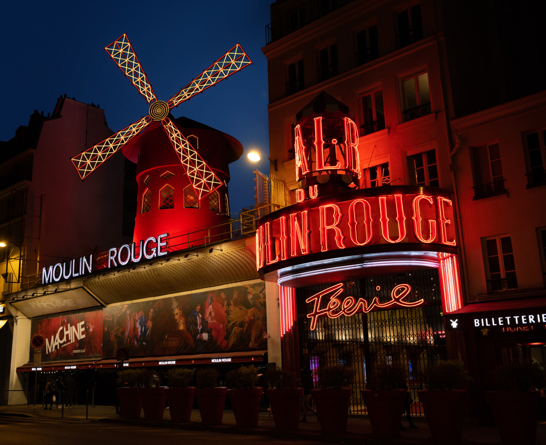 El icónico molino de viento del Moulin Rouge revela una habitación secreta para pasar la noche reservando en Airbnb