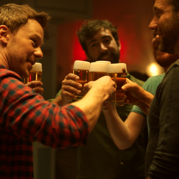 Arno et Triggerfinger avec 'J'aime la vie' dans une publicité unique sur la consommation responsable d'alcool