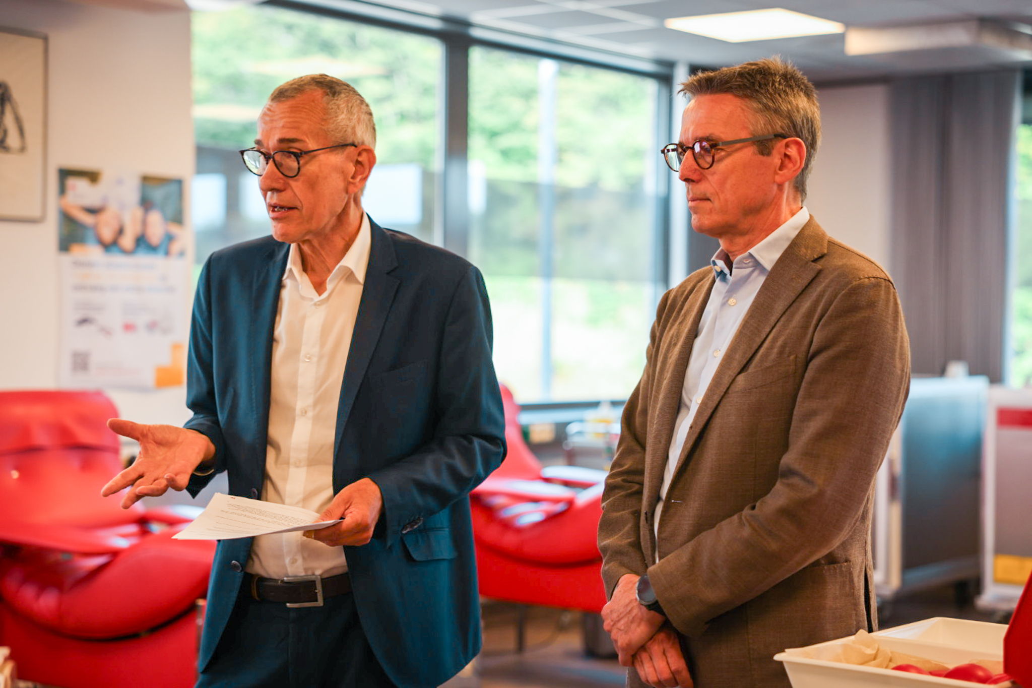 Minister van Volksgezondheid Frank Vandenbroucke en Philippe Vandekerckhove, gedelegeerd bestuurder Rode Kruis-Vlaanderen, kondigen de nieuwe ambities voor plasma aan