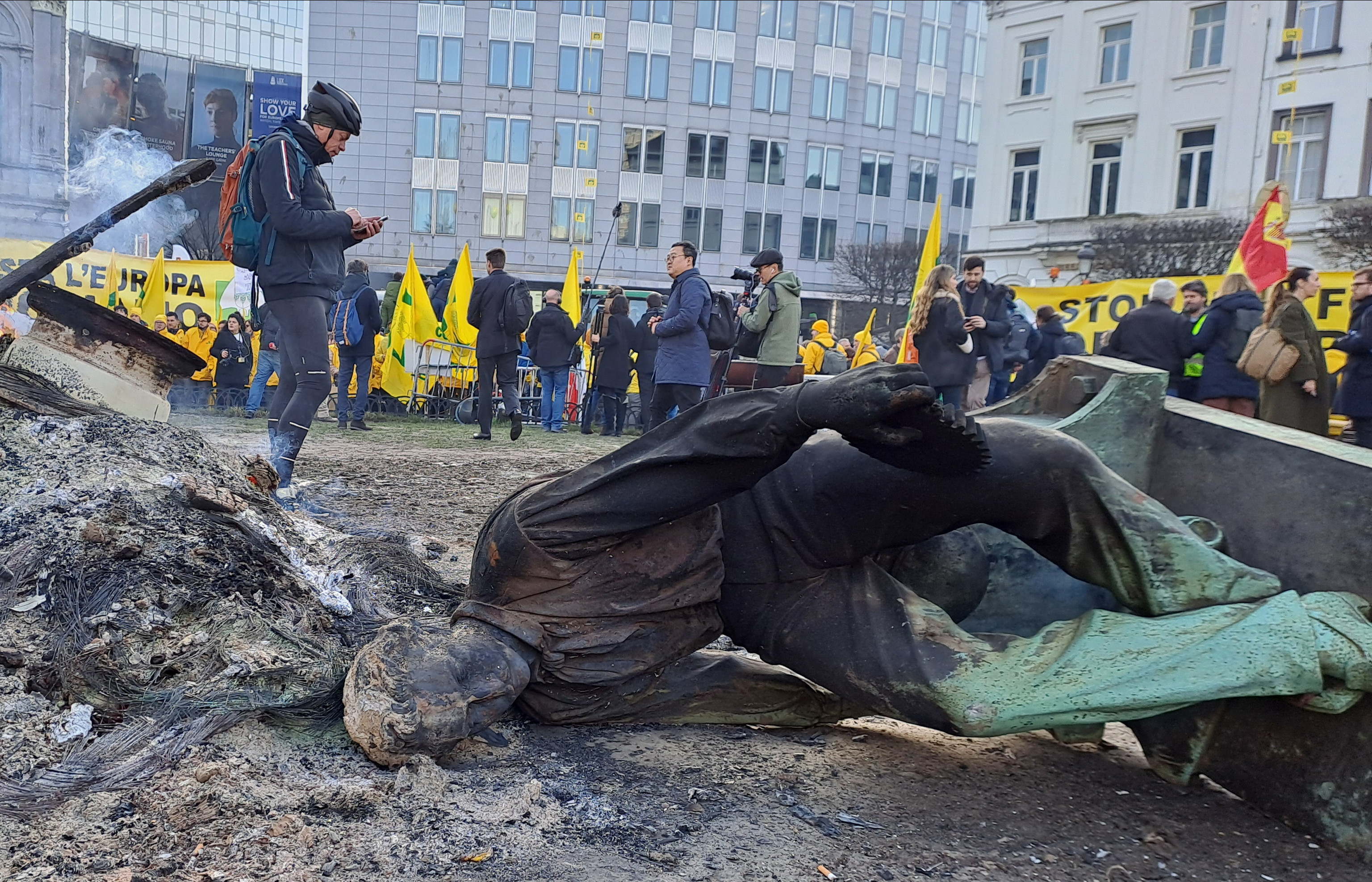 Toppled statue of John Cockerill in Place du Luxembourg © BELGA PHOTO WIM DEMEULENAERE