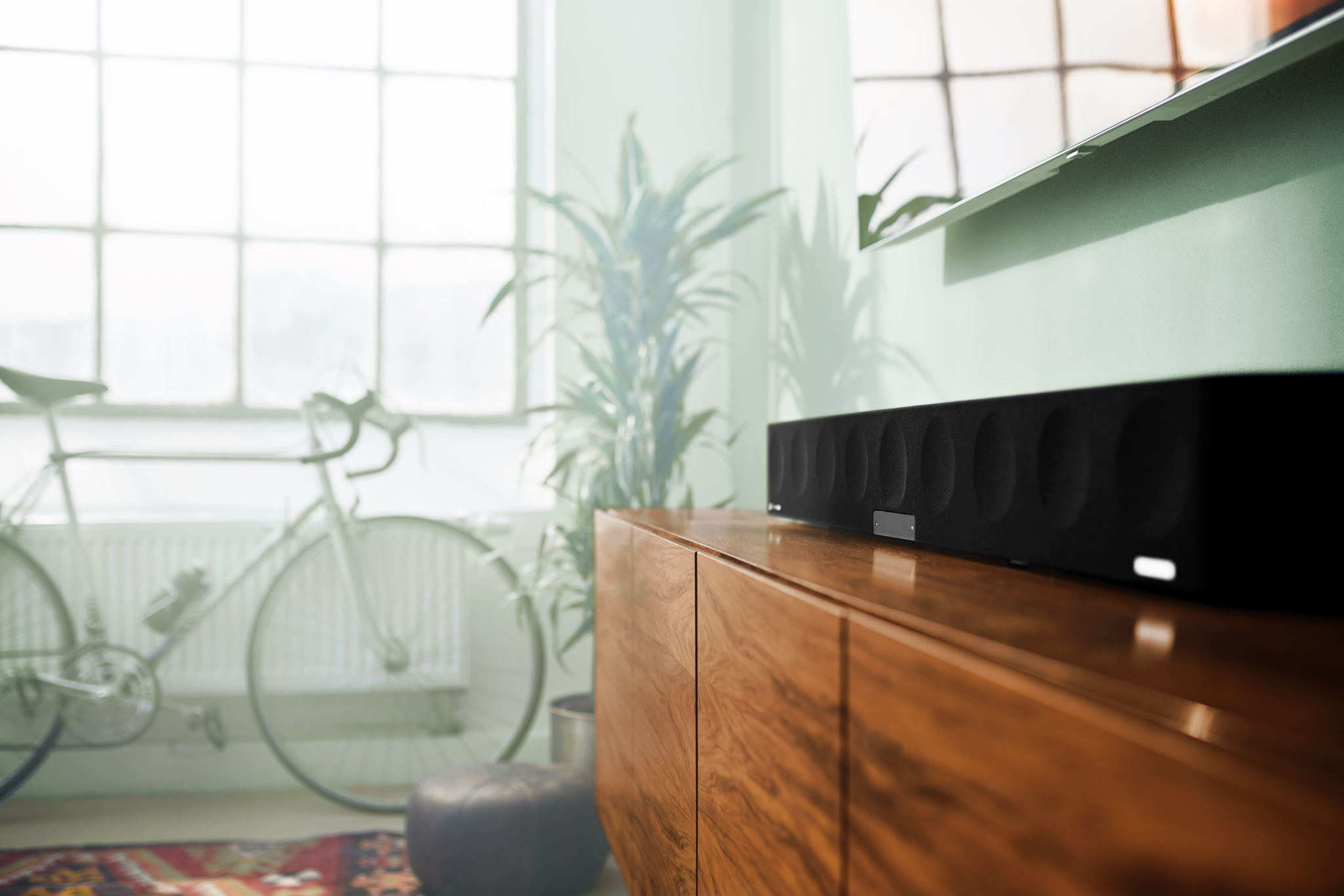 Un design harmonieux
La barre de son AMBEO Soundbar a été conçue à partir des meilleurs matériaux et arbore une finition laquée en aluminium brossé, offrant un design en accord avec la qualité de son diffusée.
Un design harmonieux
La barre de son AMBEO Soundbar a été conçue à partir des meilleurs matériaux et arbore une finition laquée en aluminium brossé, offrant un design en accord avec la qualité de son diffusée.
