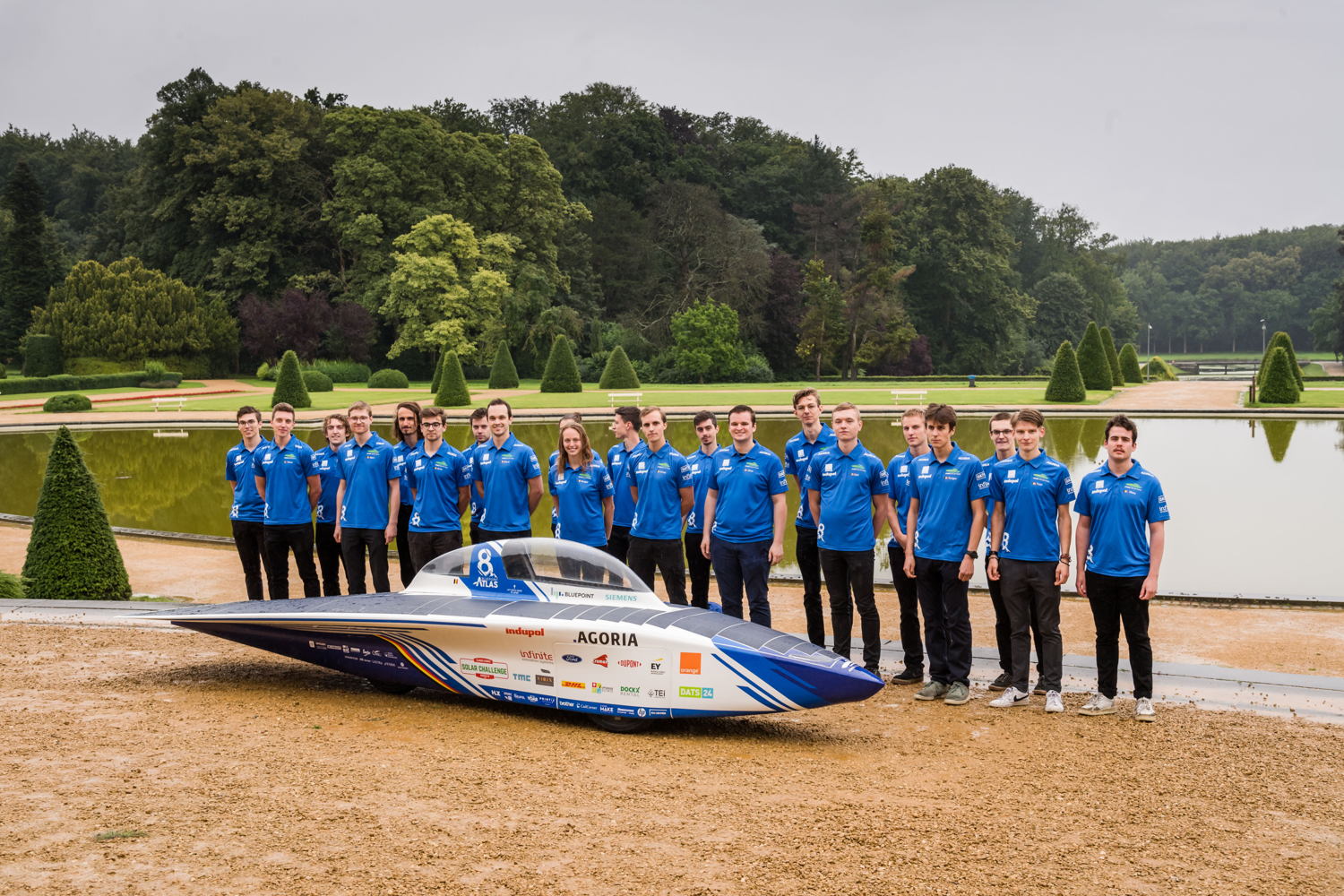 Het Agoria Solar Team met de nieuwe zonnewagen. © Geert Vanden Wijngaert
