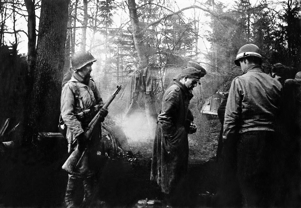 Sergeant Cayne and prisoners. Hürtgen Forest, Germany, December 1944. AKG3118686 © akg-images / Tony Vaccaro Sergeant Cayne and prisoners. Hürtgen Forest, Germany, December 1944. AKG3118686 © akg-images / Tony Vaccaro