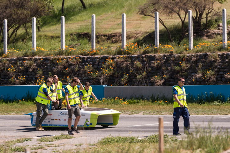 Wagen terug naar de pits na het incident (Credits to Punch Powertrain Solar Team/Geert Vanden Wijngaert)