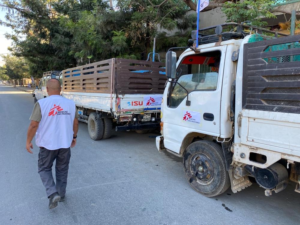Un travailleur de MSF supervise les camions chargés de fournitures à Mekele pour être envoyés dans d'autres parties de la région du Tigré ©  MSF