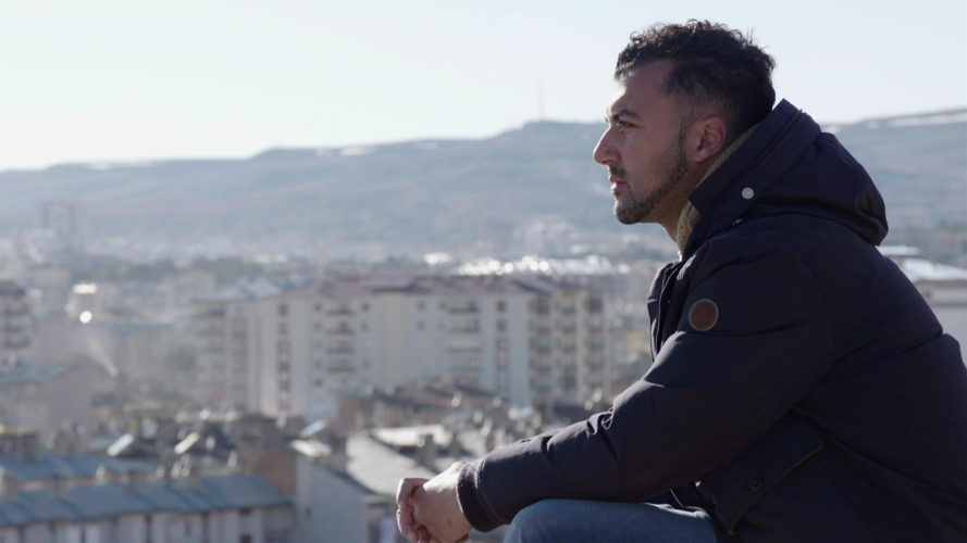 De neven van Özcan Akyol - (c) Skyhigh TV