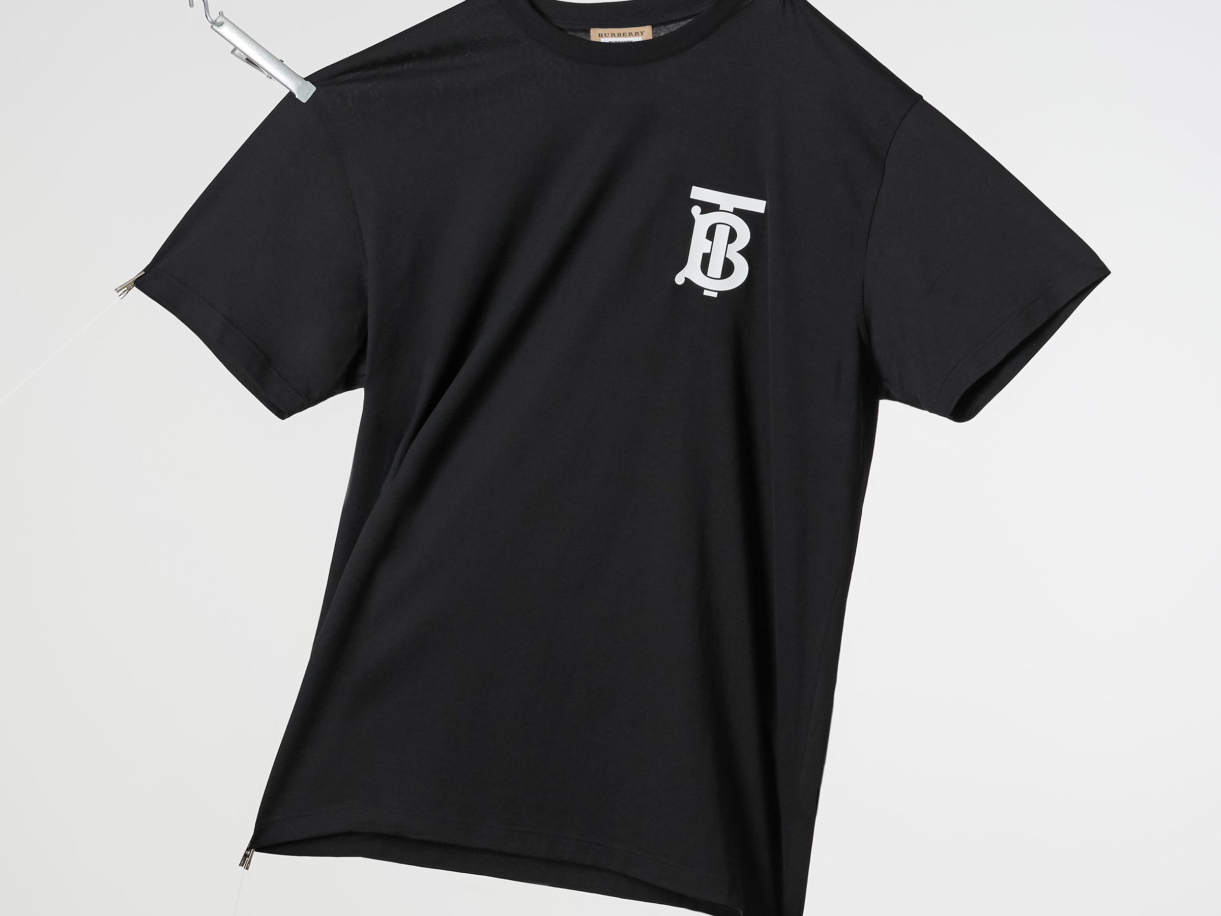 RICCARDO TISCI DA A CONOCER PLAYERA CON EL NUEVO MONOGRAMA THOMAS BURBERRY