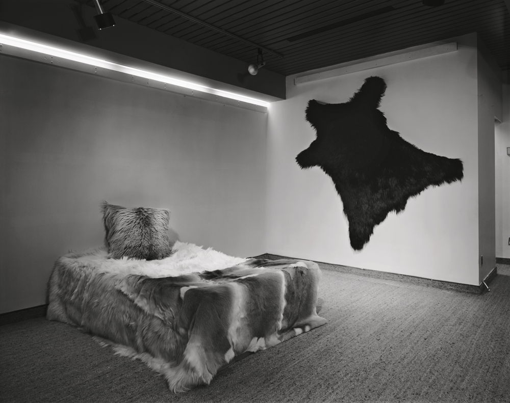 Bedroom, 1985 © Lynne Cohen, Courtesy Rodolphe Janssen