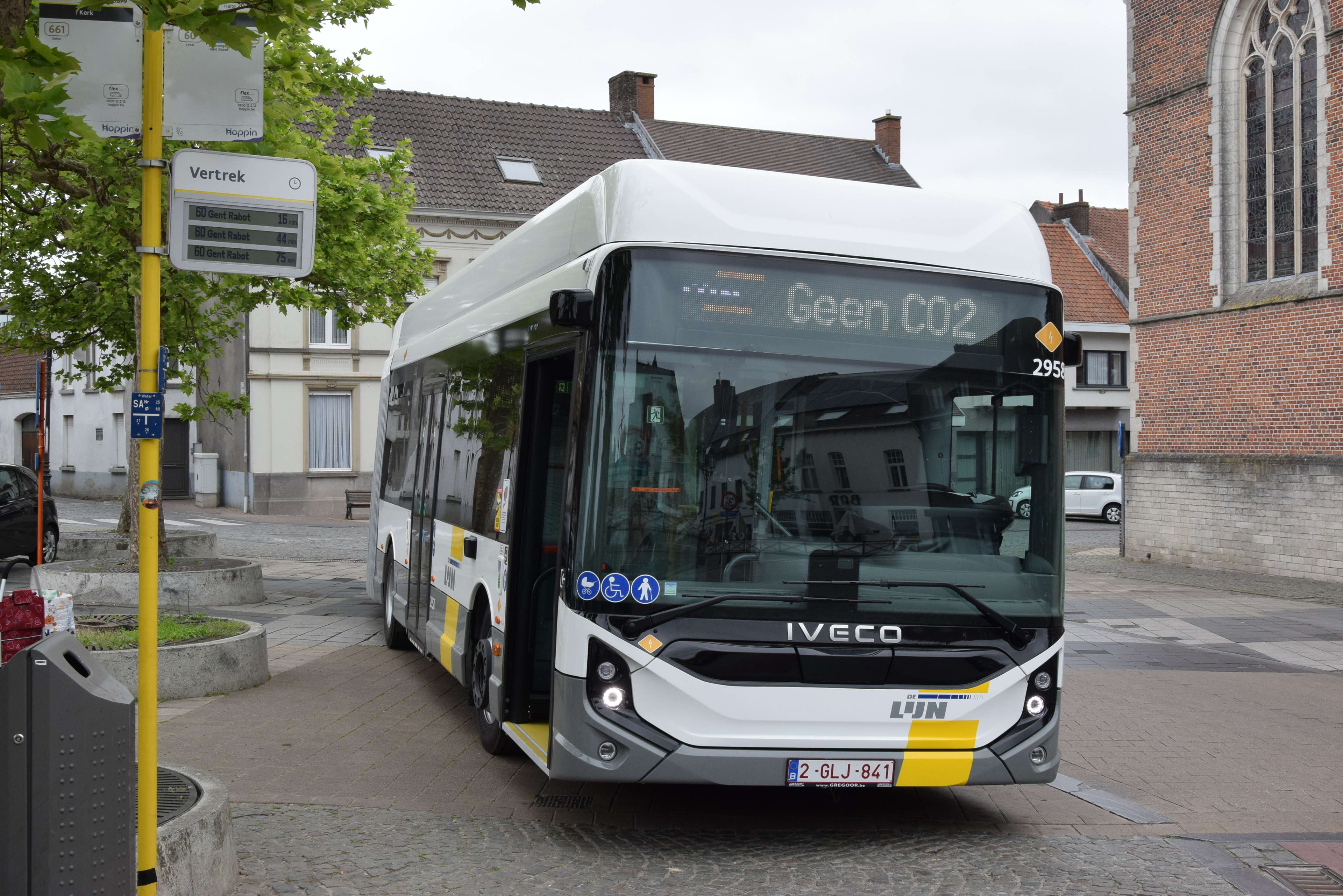 De Lijn neemt nieuwe gelede elektrische bussen in dienst in Zomergem