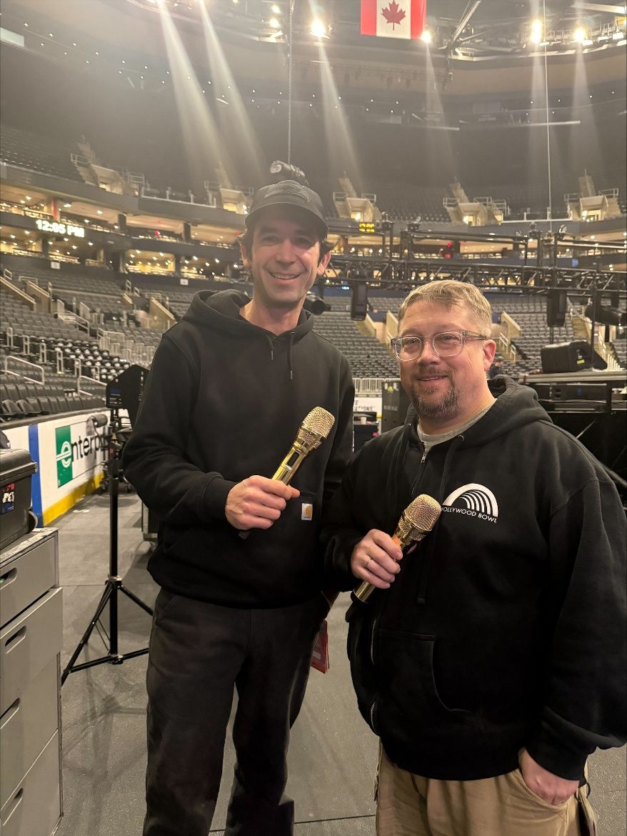 Brandi Carlile’s Monitor Engineer Jerry Streeter (L) en Front of House Engineer Sean Quackenbush (R) met de op maat gemaakte gouden Spectera-handzenderprototypes.