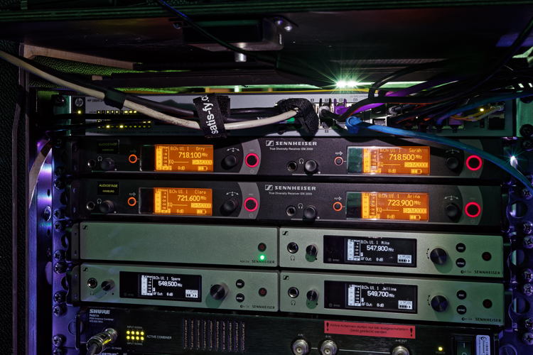 Perfekte Abdeckung auf Tour dank passender Technik: zwei Sennheiser EM 2050 und drei EM 300-500 G4 Rackmount-Empfänger Perfekte Abdeckung auf Tour dank passender Technik: zwei Sennheiser EM 2050 und drei EM 300-500 G4 Rackmount-Empfänger