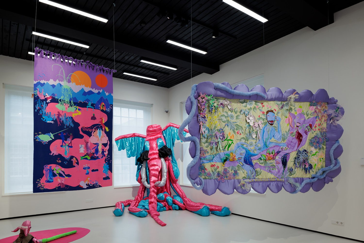 Jurjen Galema, 'Pink Dreambeast', 2023. Textiel, fiberfill, pvc buizen, textiel, edelstenen. Collectie Jurjen Galema