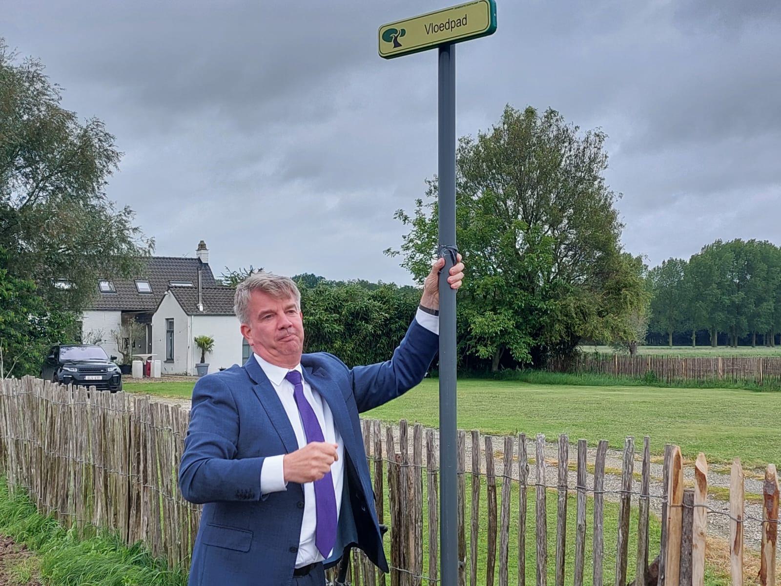 Burgemeester Jan De Keyser onthult het Trage Wegenbord Burgemeester Jan De Keyser onthult het Trage Wegenbord