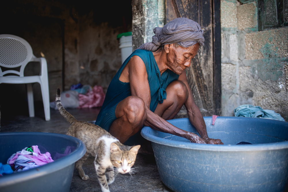 Alcélia René, 70, a resident of Brooklyn in Cité Soleil, describes the challenges of living in the area: “Some people contract cholera here. For example, I’m often sick and sometimes feel nauseous.” She also highlights the lack of healthcare facilities, stating, “There are no clinics here. We don’t have any at all.”