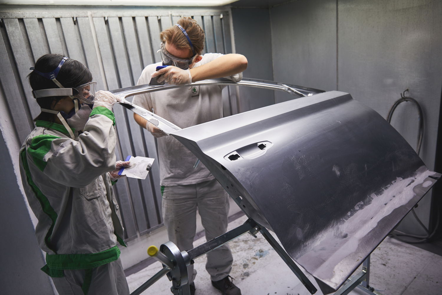 Students from the ŠKODA Vocational School are finishing the
redesigned front doors of the MOUNTIAQ to fit perfectly into
the overall concept car.