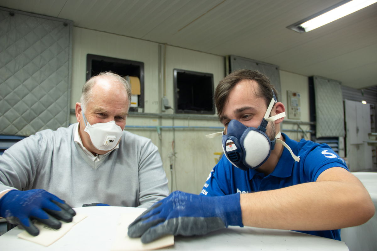 Frank Jansen, gedelegeerd bestuurder bij INDUPOL INTERNATIONAL NV (links) en Pieterjan Dobbelaere, Productie Ingenieur bij het Innoptus Solar Team (rechts)