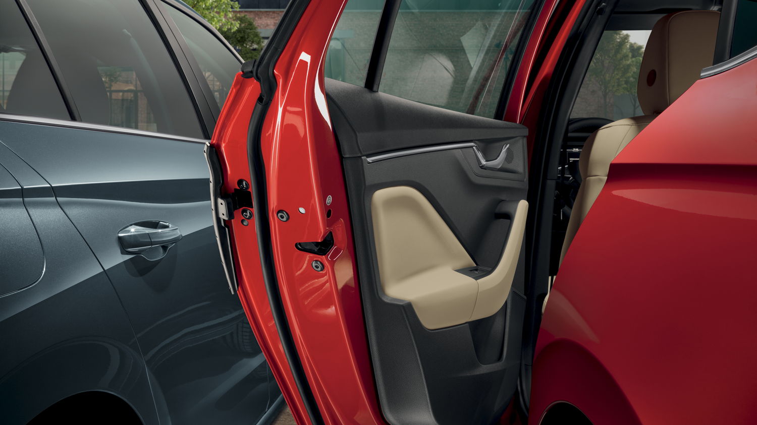 The KAMIQ is the first model in its segment to be available
with automatic door-edge protection, which protects the car
itself as well as vehicles parked next to it from dents and
scratches when opening the doors.