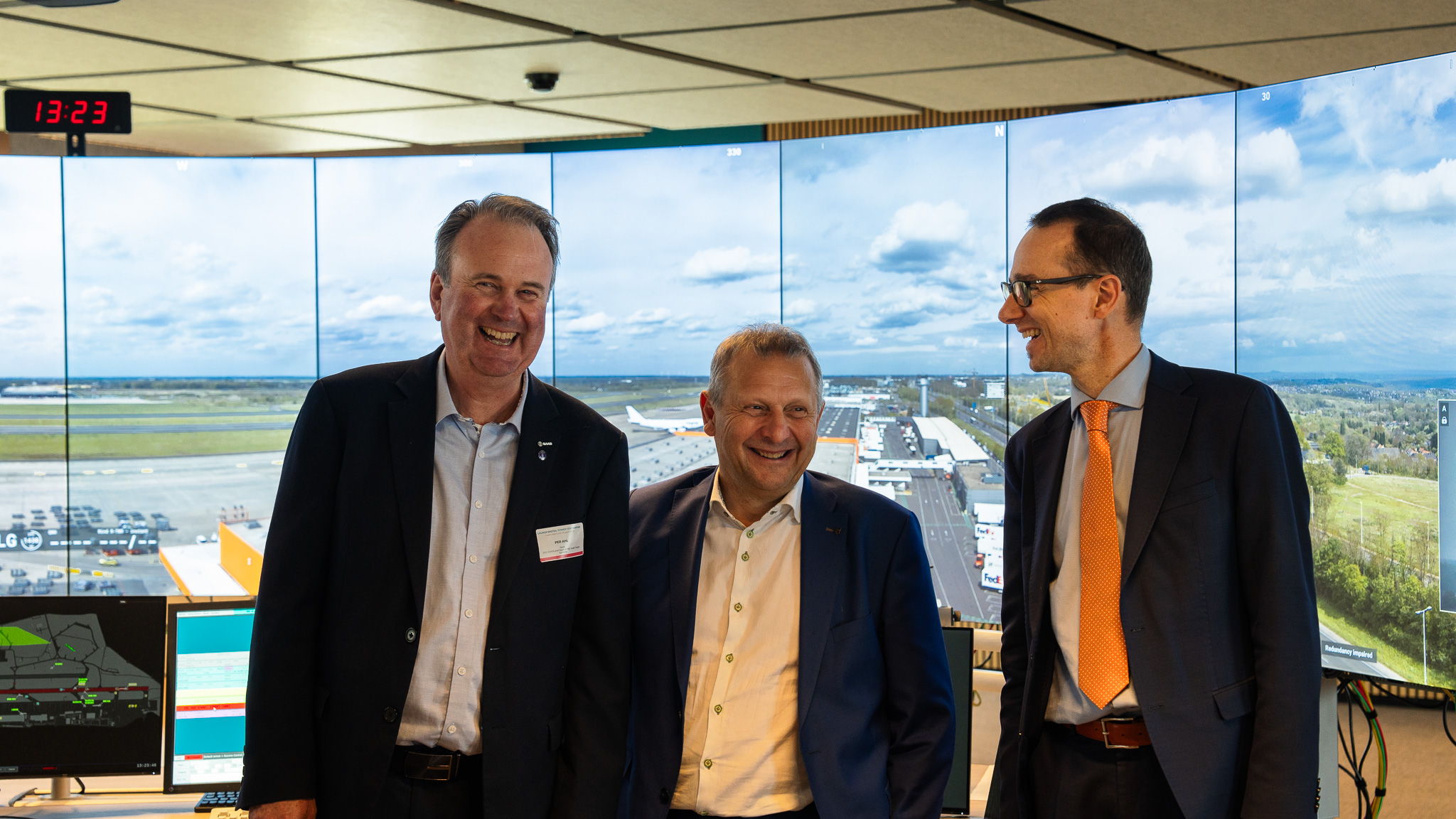 Des visages heureux parmi les trois acteurs clés de cette journée importante. De gauche à droite : Per Ahl, CEO de SAAB, Johan Decuyper, CEO de skeyes, Nicolas Thisquen, président de SOWAER.