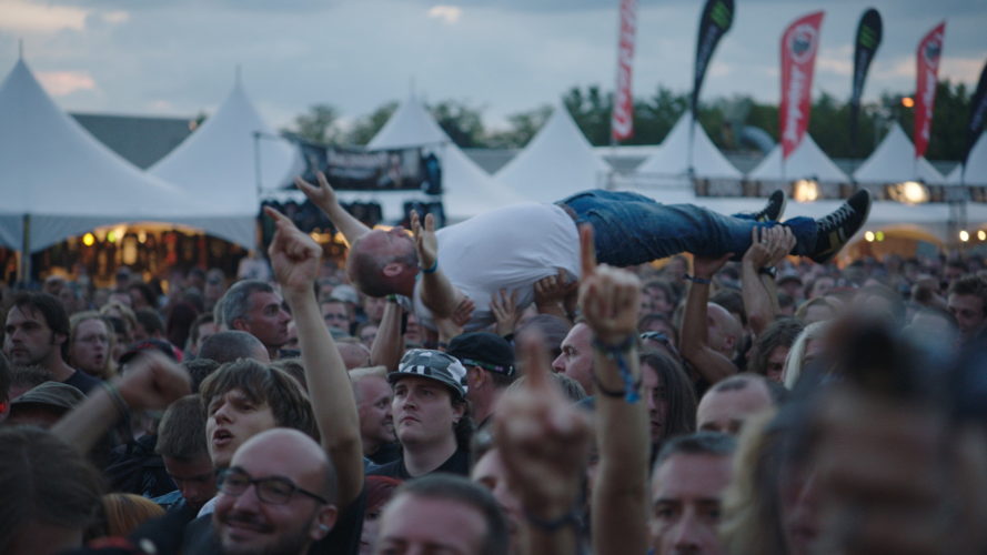 Crowdsurfen op een metalfestival (c) VRT