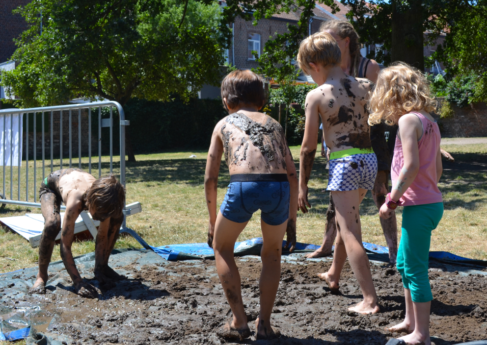 Spelen in de modder: toegelaten bij KinderKuren op Modderdag!