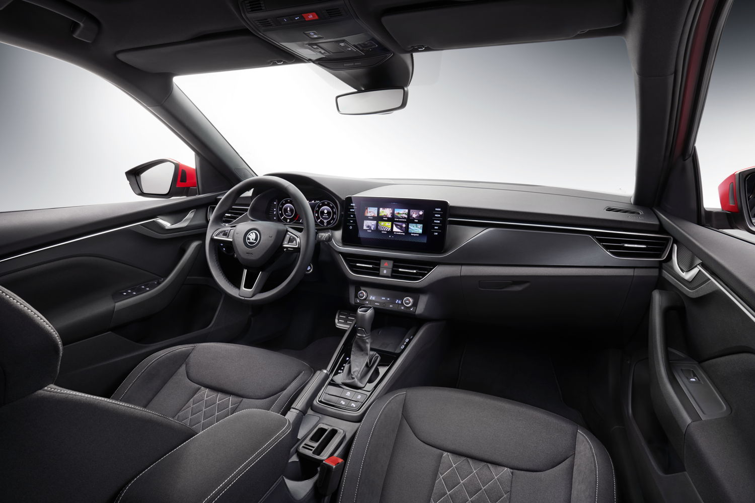 The interior of the ŠKODA KAMIQ is characterised by the new interior concept presented for the first time in the VISION RS study.