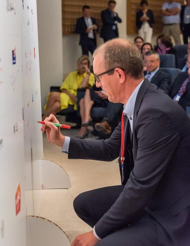Hand De Munck, CFO ING Belgique, signe la charte pour la diversité des genres au sein du secteur financier. Hand De Munck, CFO ING Belgique, signe la charte pour la diversité des genres au sein du secteur financier.