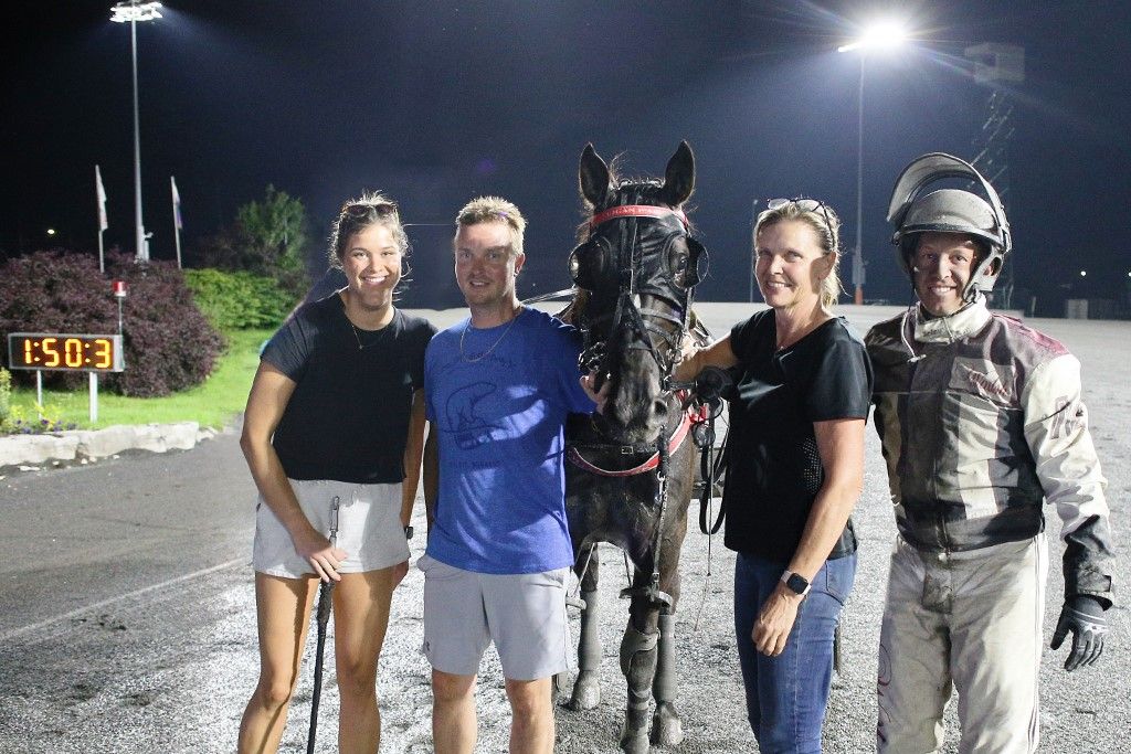 Logan Park and his connections pose with the timer. (New Image Media)