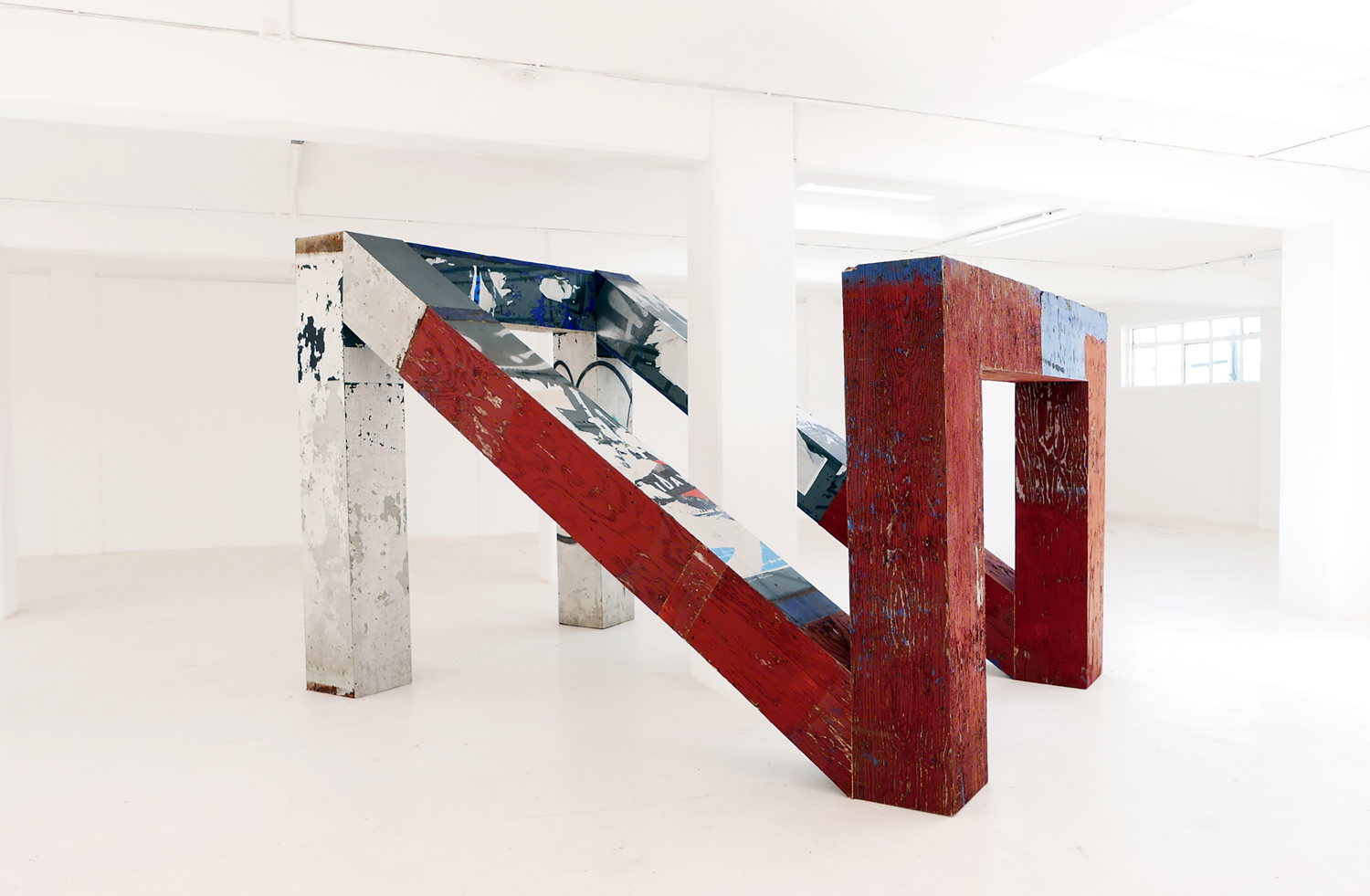 Mike Ballard,  Layin’ in the cut, 2018 , gevonden houten reclameborden, 240x320x240cm  Karst Gallery, Plymouth  © Foto Mike Ballard