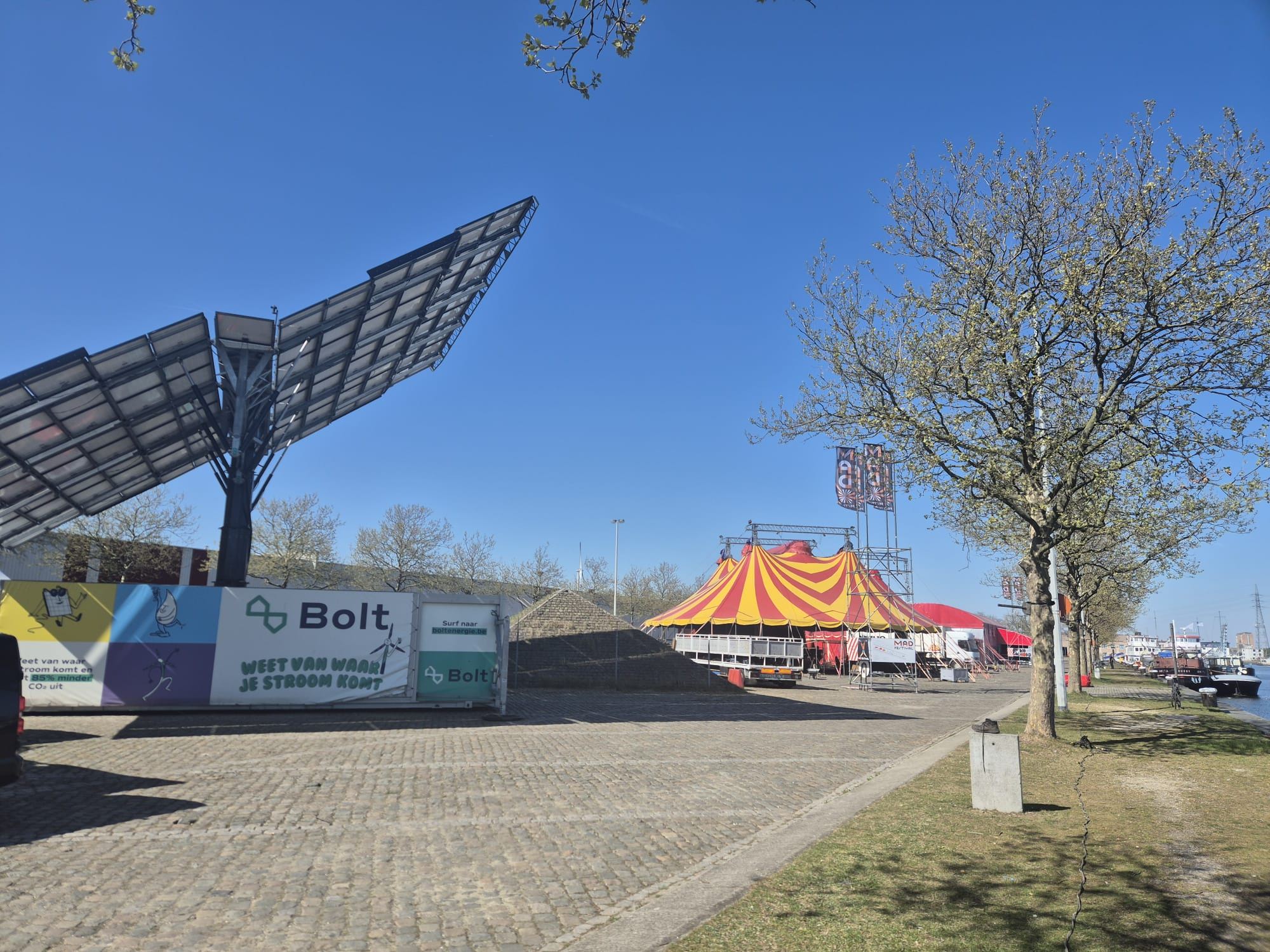 Grootste mobiele zonne-installatie strijkt voor het eerst neer in Stad Antwerpen